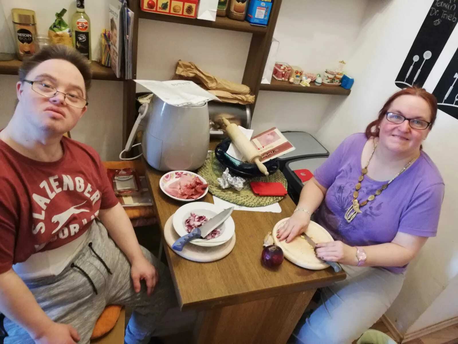 Zwei Personen bereiten gemeinsam Essen zu