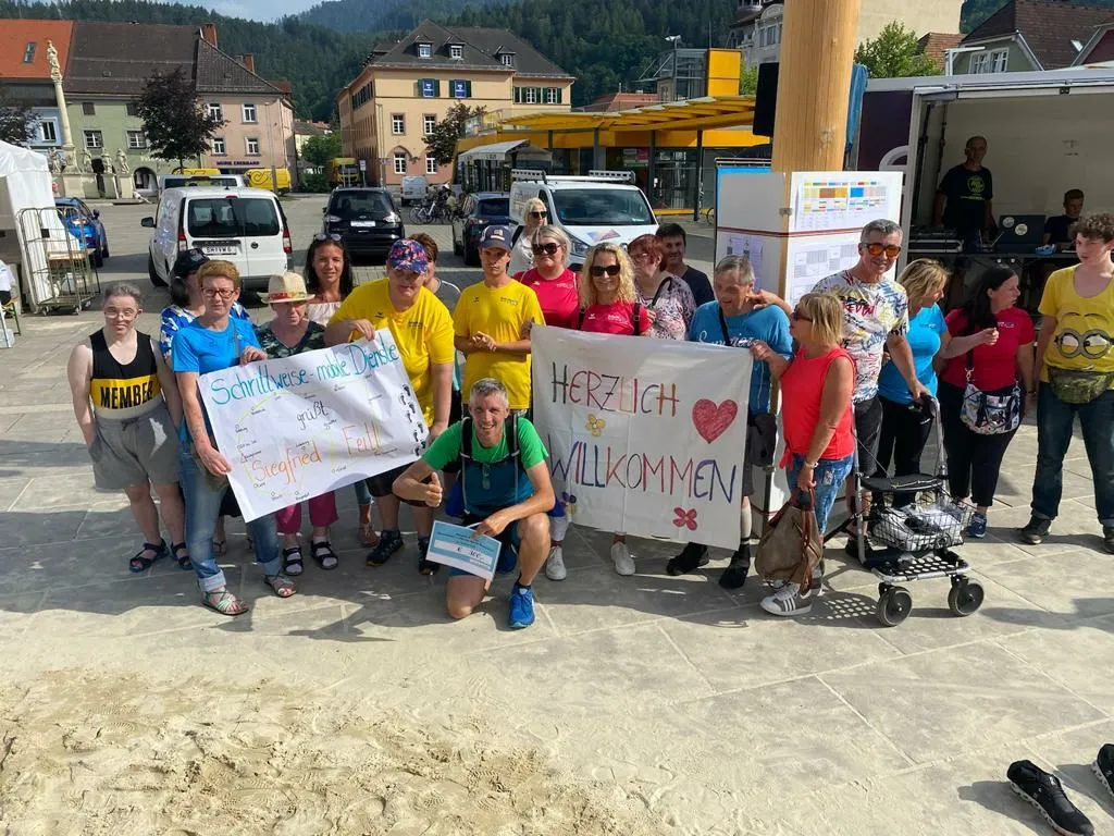 Gruppe begrüßt eine Spende bei einer Veranstaltung im Freien